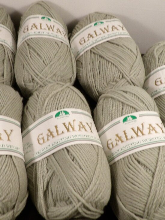 Plymouth GALWAY Yarn 100% Pure Wool Light Green 7 Skeins - Picture 1 of 2